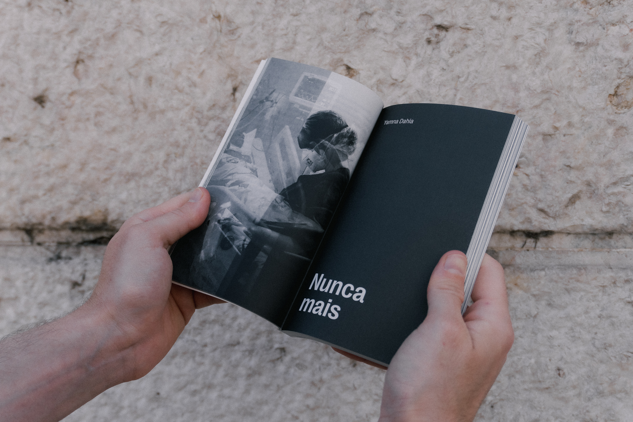 Hands holding open Elefante na Sala book at the Introdução page